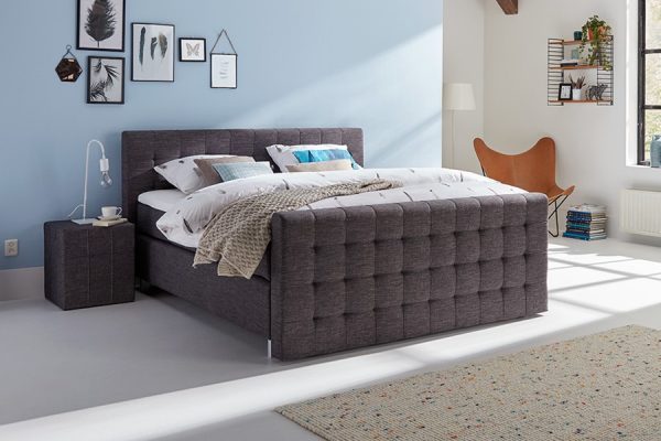 Boxspring Farini Gestoffeerd Vlak Met Voetbord