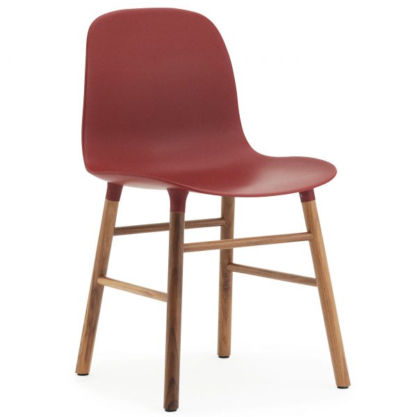 Normann Copenhagen Form Chair stoel met walnoten onderstel rood