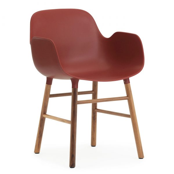 Normann Copenhagen Form Armchair stoel met walnoten onderstel rood