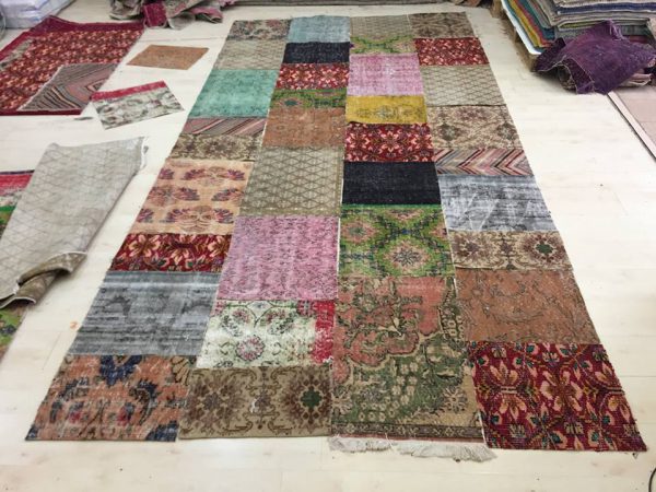 Patchwork vloerkleed gemaakt naar uw wensen, op maat en kleur. Prijs € 160,- per vierkante meter. (Rond ook mogelijk)