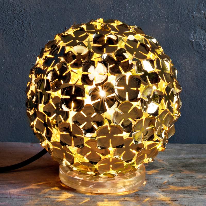 Goudkleurige tafellamp Ortenzia met bloemdecoratie