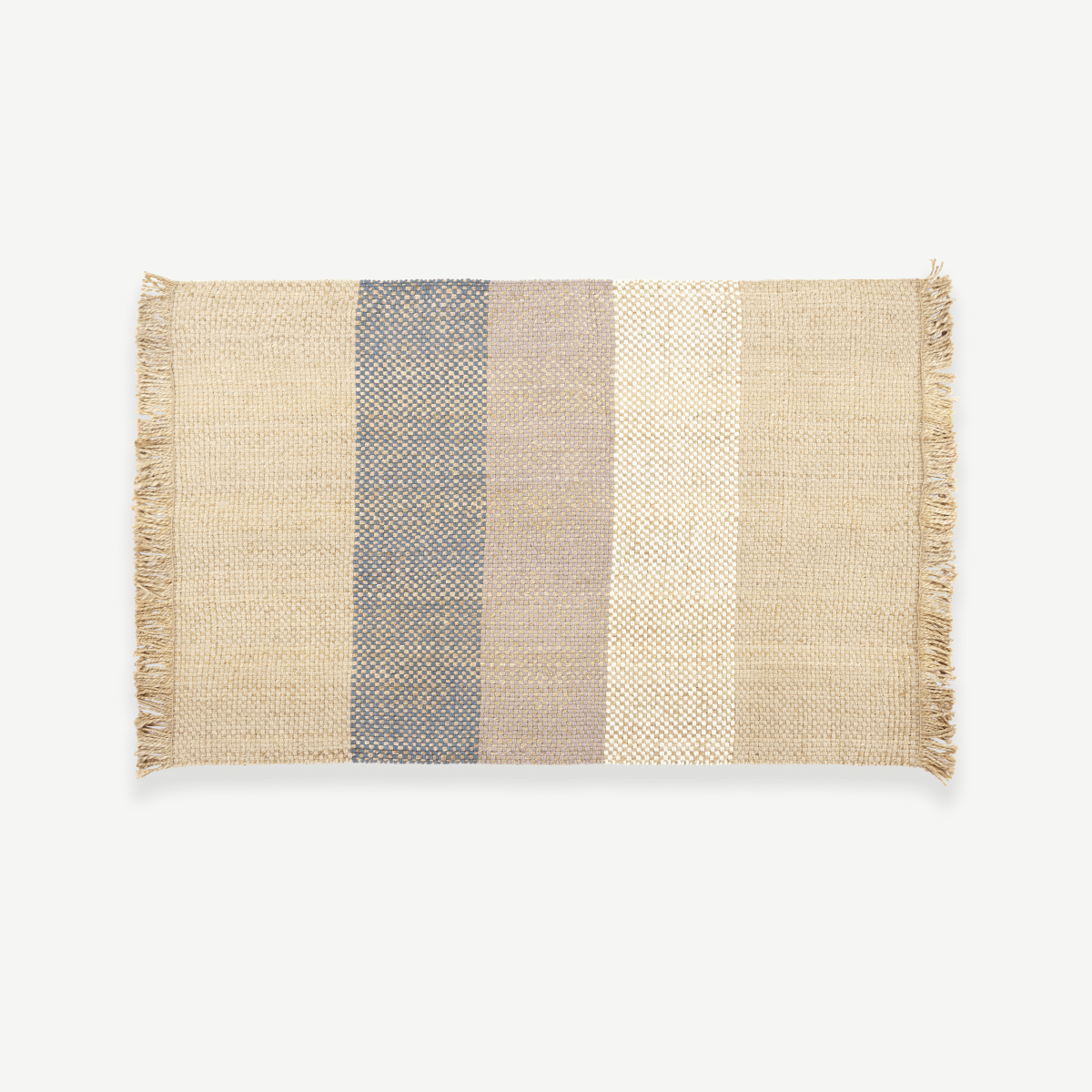282e9a4660f1932ff149979e52fff9ef54308080_RUGVAR001BLU_UK_Varzea_Jute_Wool_Rug_Medium_140x200cm_Natural_Blue_ar1_1_LB01_PS.png Varzea juten en wollen vloerkleed, 140 x 200cm, lichtbeige en blauw