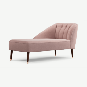 Margot chaise longue met leuning links, roze katoenfluweel met donkere houten poten en koperen accenten