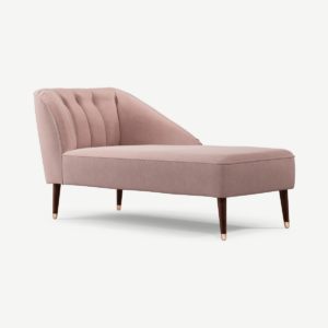 Margot chaise longue met leuning rechts, roze katoenfluweel met donkere houten poten en koperen accenten