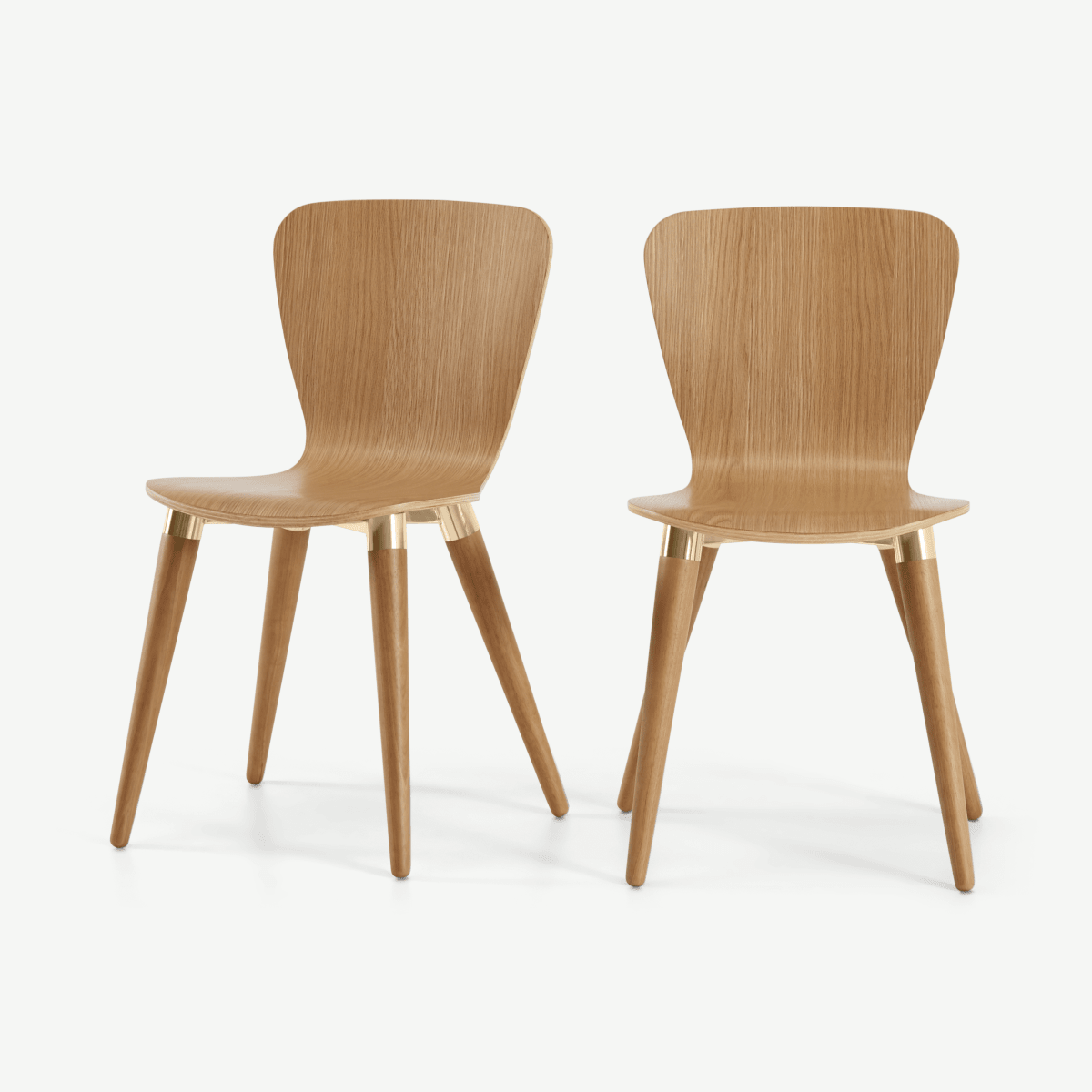 faed08a0ca349786923682a88b0ae7eb01c2d1ec_CHAEDE038ZBS_UK_Set_2_Edelweiss_Dining_Chairs_Oak_and_Brass_ar1_1_LB01_PS.png Edelweiss set van 2eetkamerstoelen, eiken en messing