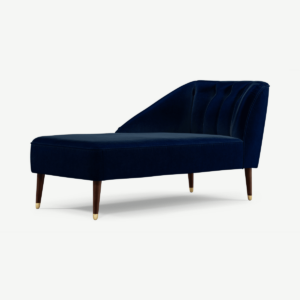 Margot chaise longue met leuning links, donkerblauw katoenfluweel met donkere houten poten en messing accenten